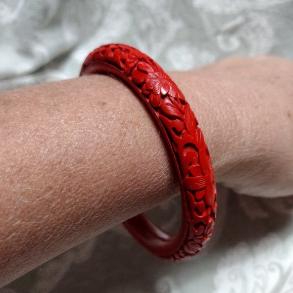 🎬Vintage🎬 Carved Cinnabar Bangle Bracelet - Picture 5 of 8